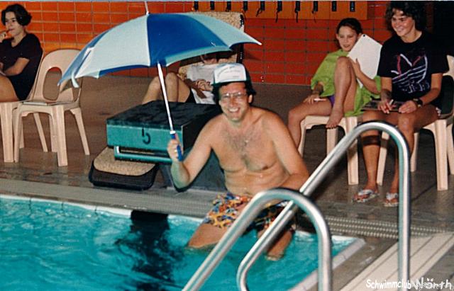 Der Beigeordnete der Stadt eröffnete das 24-Stunden-Schwimmen 1995.