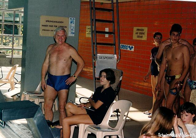 Zum 25. Jubiläum 1996 fand dann aufgrund der Zeitumstellung wieder ein 25-Stunden-Schwimmen statt. Die 255 Teilnehmer legten in den Fluten des Wörther Hallenbades 877,1 Kilometer zurück. Auch in diesem Jahr schwamm der 67jährige Wolfgang Wichmann die komplette Zeit durch, er nahm zum zehnten Mal an der Veranstaltung teil.