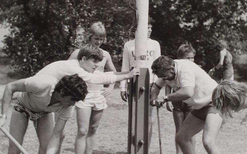Bereits im April 1971 hatte sich eine Interessengemeinschaft aus 80 Personen gebildet. Ziel war es „körperliche Ertüchtigung durch alle Arten des Schwimmsports dienen zu wollen“ und dass bei den angebotenen Aktivitäten für jeden etwas dabei sein soll, angefangen beim Wettkampf- und Kunstschwimmen, Springen, Sporttauchen bis zum für Wasserball. Der Schwimmsport allgemein und Schwimmunterricht für alle Altersklassen im Vordergrund mit voll integrierter Zusammenarbeit zwischen Schwimmsport und DLRG. Genau so l
