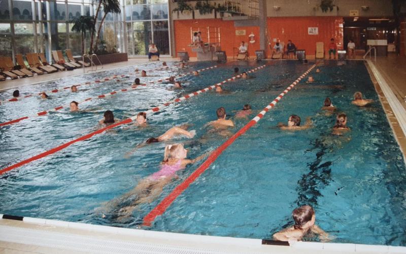 In den 90er-Jahren erfreute sich das 24-Stunden-Schwimmen großer Beliebtheit, so dass im Becken im viel los war.