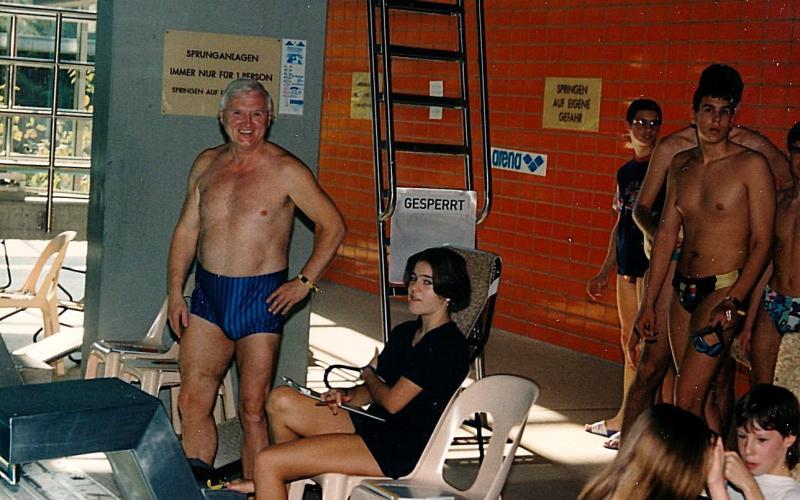 Zum 25. Jubiläum 1996 fand dann aufgrund der Zeitumstellung wieder ein 25-Stunden-Schwimmen statt. Die 255 Teilnehmer legten in den Fluten des Wörther Hallenbades 877,1 Kilometer zurück. Auch in diesem Jahr schwamm der 67jährige Wolfgang Wichmann die komplette Zeit durch, er nahm zum zehnten Mal an der Veranstaltung teil.