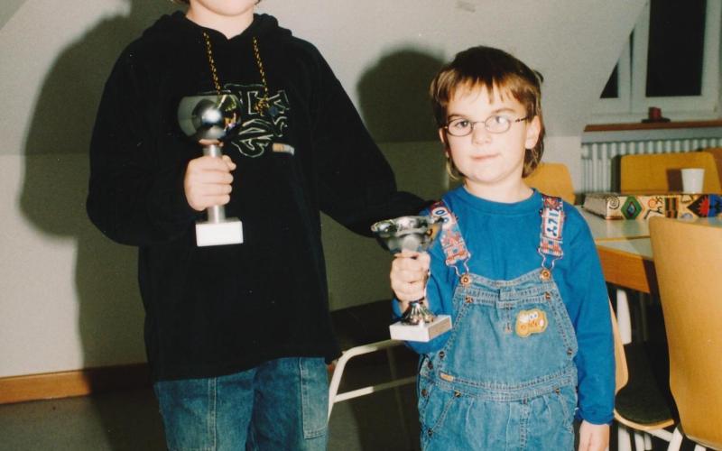 Siegerehrung 2002: Max Zimmermann schwimmt die längste Strecke und sein Bruder Luis war der jüngste Teilnehmer.