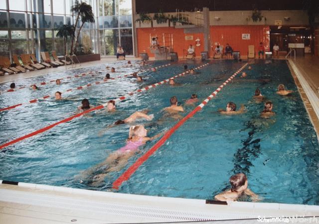 In den 90er-Jahren erfreute sich das 24-Stunden-Schwimmen großer Beliebtheit, so dass im Becken im viel los war.